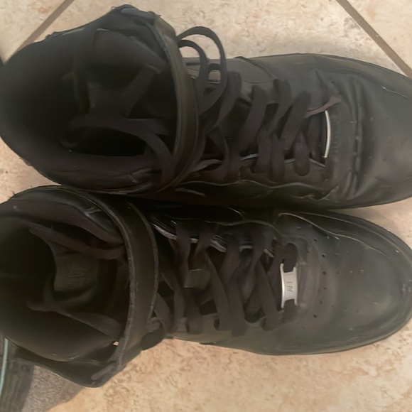 Black high top Nikes. Only one of the shoes are creased and the rest is new - Picture 3 of 5